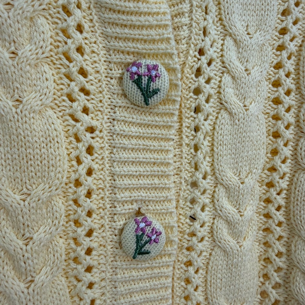 Freshman 1996 Soft Yellow Cable Knit Cropped Cardigan with Floral Buttons - Picture 4 of 9